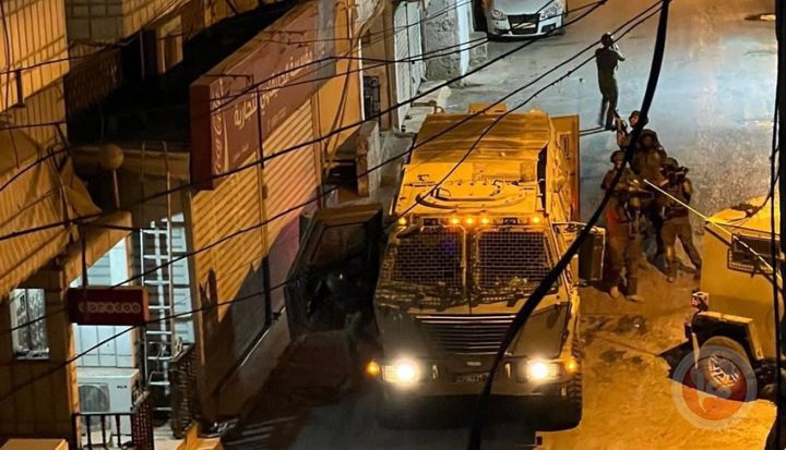 قوات الاحتلال تحتجز مواطنين في بيت عوا وتقتحم مخيم الفوار