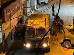 قوات الاحتلال تحتجز مواطنين في بيت عوا وتقتحم مخيم الفوار