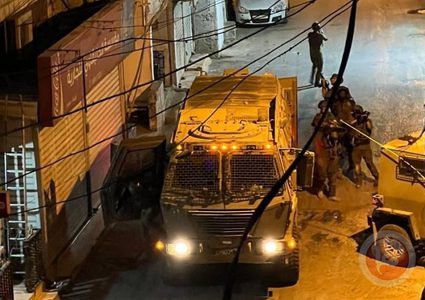 قوات الاحتلال تحتجز مواطنين في بيت عوا وتقتحم مخيم الفوار