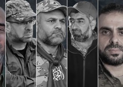 آلاف المصلين يؤدّون صلاة الغائب على قادة كتائب القسام الشهداء