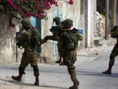 الاحتلال يعتقل ثلاثة مواطنين ويفتش منازل في الخليل