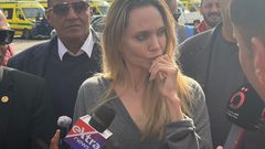 أنجلينا جولي تصل إلى معبر رفح في زيارة إنسانية لتفقد المساعدات ومستشفى العريش