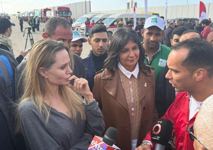أنجلينا جولي تصل إلى معبر رفح في زيارة إنسانية لتفقد المساعدات ومستشفى العريش