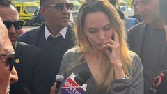أنجلينا جولي تصل إلى معبر رفح في زيارة إنسانية لتفقد المساعدات ومستشفى العريش