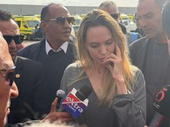 أنجلينا جولي تصل إلى معبر رفح في زيارة إنسانية لتفقد المساعدات ومستشفى العريش