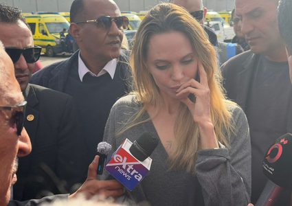 أنجلينا جولي تصل إلى معبر رفح في زيارة إنسانية لتفقد المساعدات ومستشفى العريش