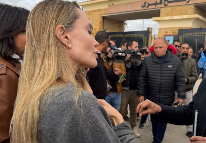 أنجلينا جولي تصل إلى معبر رفح في زيارة إنسانية لتفقد المساعدات ومستشفى العريش