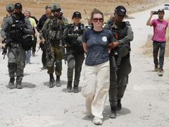 الاحتلال يعتقل أربعة متضامنين أجانب من المغير شرق رام الله