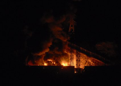 انفجارات تهز كاراكاس وترمب يعلن اعتقال الرئيس الفنزويلي وزوجته