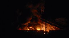 انفجارات تهز كاراكاس وترمب يعلن اعتقال الرئيس الفنزويلي وزوجته