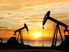 النفط يغلق على تراجع بعد أكبر خسارة سنوية منذ 2020