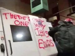 ناشطون مؤيدون لفلسطين يقتحمون منشأة لشركة طيران بريطانية احتجاجا على توريد أسلحة