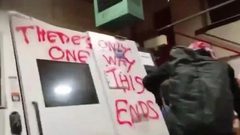 ناشطون مؤيدون لفلسطين يقتحمون منشأة لشركة طيران بريطانية احتجاجا على توريد أسلحة