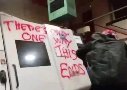 ناشطون مؤيدون لفلسطين يقتحمون منشأة لشركة طيران بريطانية احتجاجا على توريد أسلحة