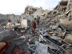 3 شهداء بينهم طفلة بنيران الاحتلال في غزة