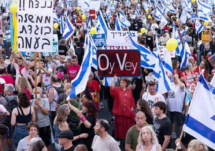 تظاهرات ضد الحكومة الإسرائيلية في تل أبيب بمشاركة شخصيات بارزة