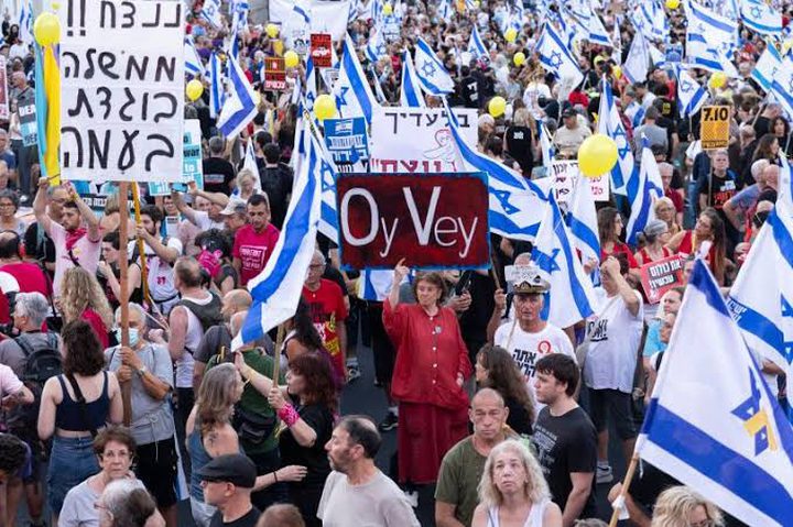 تظاهرات ضد الحكومة الإسرائيلية في تل أبيب بمشاركة شخصيات بارزة