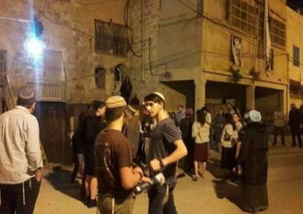 مستوطنون يهاجمون منازل المواطنين في بيتا والاحتلال يعتدي على شاب من حوارة