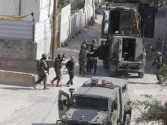 الاحتلال يفتش منازل ويستجوب مواطنين في مخيم العين غرب نابلس