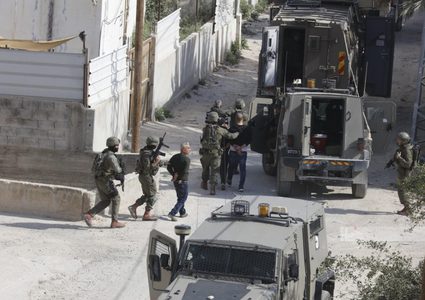 الاحتلال يفتش منازل ويستجوب مواطنين في مخيم العين غرب نابلس