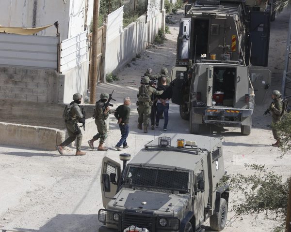 الاحتلال يفتش منازل ويستجوب مواطنين في مخيم العين غرب نابلس