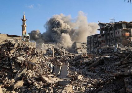 جيش الاحتلال ينسف منازل بغزة وخان يونس وغارات متفرقة وراء الخط الأصفر