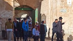 عشرات المستوطنين يقتحمون المسجد الأقصى بحماية قوات الاحتلال