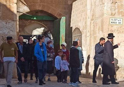 عشرات المستوطنين يقتحمون المسجد الأقصى بحماية قوات الاحتلال