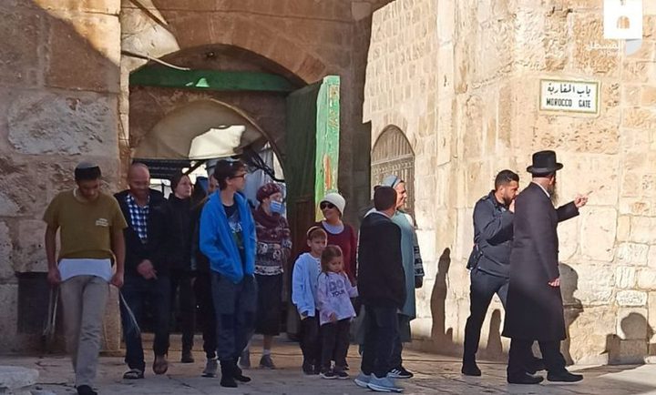 عشرات المستوطنين يقتحمون المسجد الأقصى بحماية قوات الاحتلال