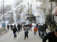 إصابات بالاختناق بين صفوف طلبة مدارس الخضر جنوب بيت لحم