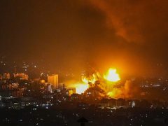 غارات إسرائيلية على أهداف لحماس وحزب الله جنوبي لبنان وشرقه