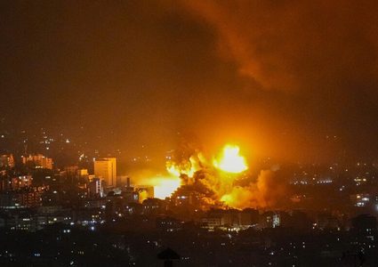 غارات إسرائيلية على أهداف لحماس وحزب الله جنوبي لبنان وشرقه