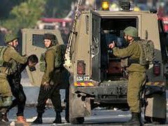 الاحتلال يعتقل مواطنًا ونجليه ويستولي على دراجات نارية في بيتونيا