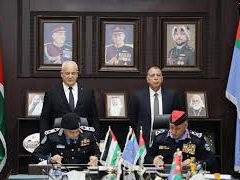 الشرطة الفلسطينية والأمن الأردني يوقعان مذكرة تفاهم لتطوير مركز الطوارئ 911