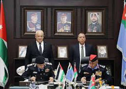 الشرطة الفلسطينية والأمن الأردني يوقعان مذكرة تفاهم لتطوير مركز الطوارئ 911