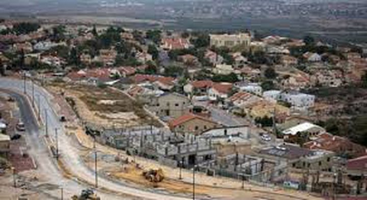 مستوطنون يشقّون طريقًا جديدًا على أراضي الظاهرية جنوب الخليل