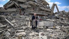 إصابات جراء انهيار مبنى في مخيم المغازي وسط القطاع بعد تضرره خلال العدوان