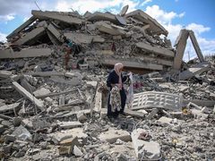 إصابات جراء انهيار مبنى في مخيم المغازي وسط القطاع بعد تضرره خلال العدوان