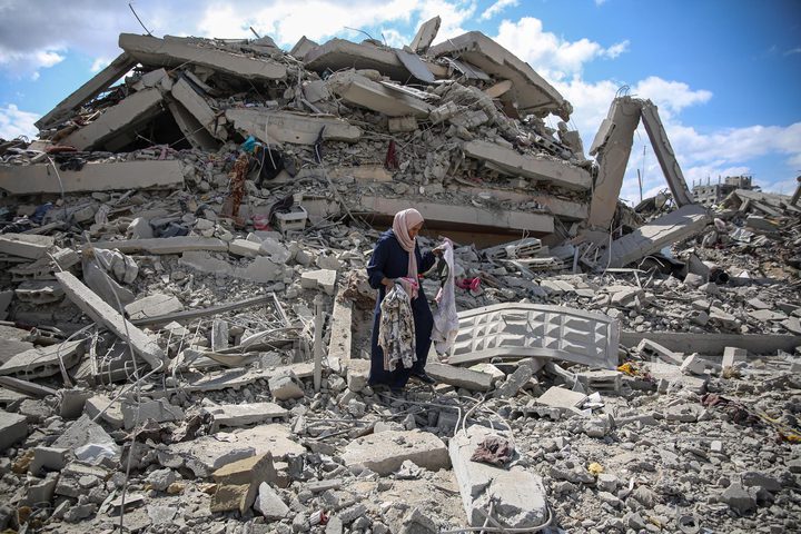 إصابات جراء انهيار مبنى في مخيم المغازي وسط القطاع بعد تضرره خلال العدوان