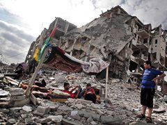 المنازل المهددة بالانهيار في غزة تهدد حياة آلاف المدنيين وسط استمرار الحصار