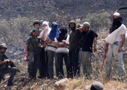 مستوطنون يقتحمون تجمعًا بدويًا شمال أريحا ويفرغون صهاريج المياه