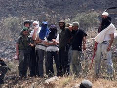 مستوطنون يقتحمون تجمعًا بدويًا شمال أريحا ويفرغون صهاريج المياه