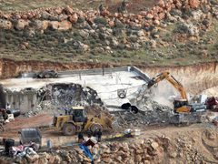 الاحتلال يهدم مسكنا وحظائر أغنام في دوما جنوب نابلس