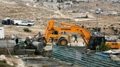 الاحتلال يهدم مزرعة في عناتا شرق القدس