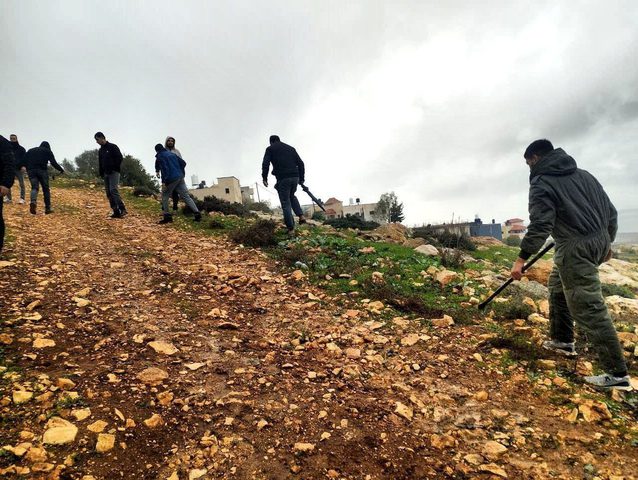 مستوطنون يعتدون على أرض زراعية في رابا جنوب جنين