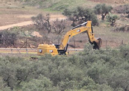 الاحتلال يجرف أراضي ويقتلع أشجار في دير قديس غرب رام الله