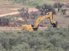 الاحتلال يجرف أراضي ويقتلع أشجار في دير قديس غرب رام الله