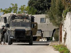 الاحتلال يحتجز عددا من المواطنين ويستولي على شاحنة وحفار جنوب الخليل