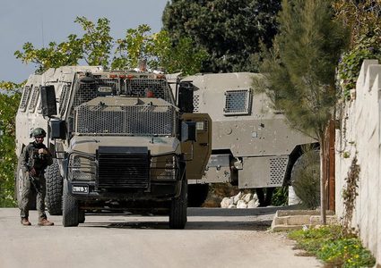 الاحتلال يحتجز عددا من المواطنين ويستولي على شاحنة وحفار جنوب الخليل