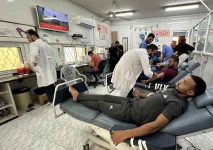 الصحة في غزة تحذّر من أزمة حادّة في المختبرات وبنوك الدم